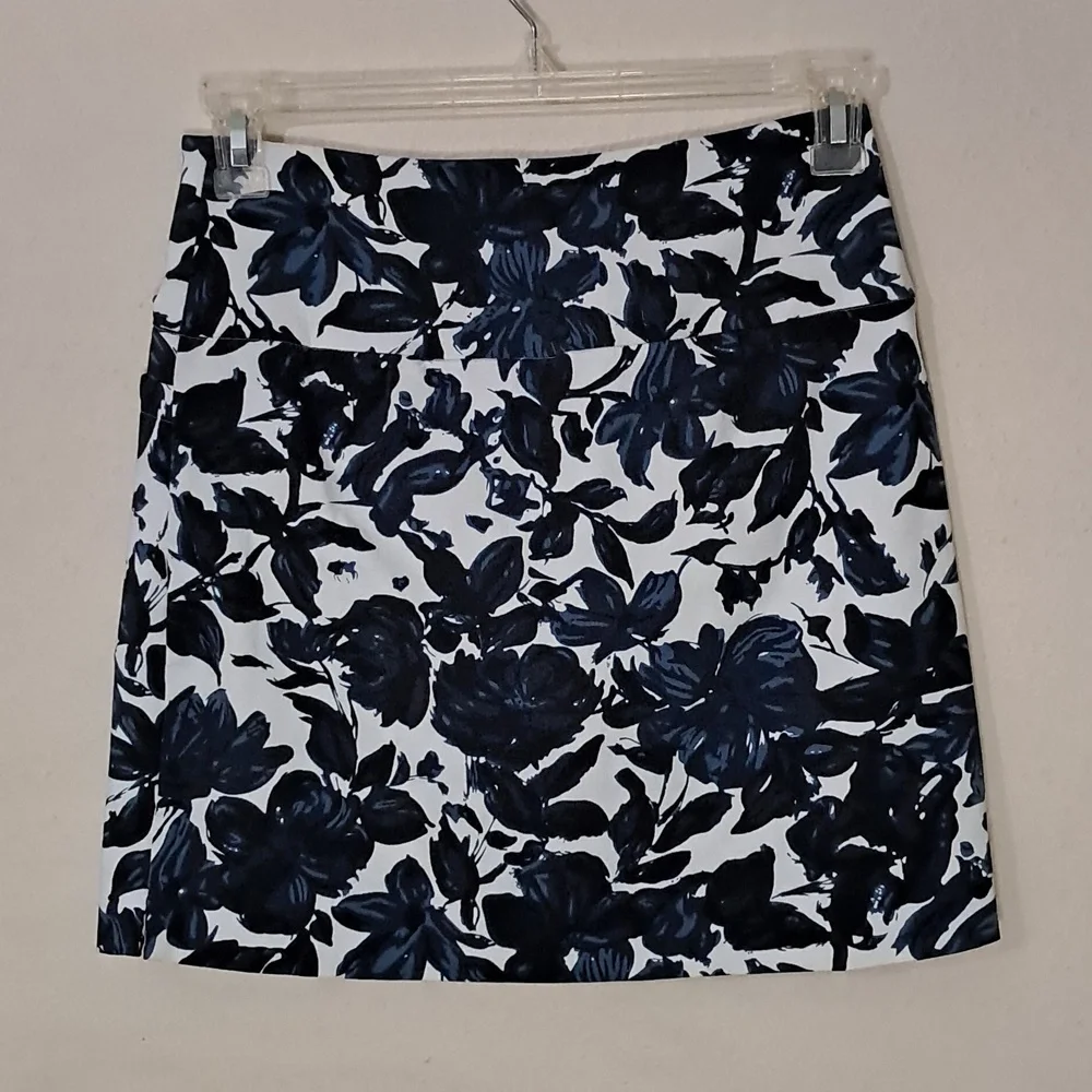 S.C. and Co. Women's Size Small Floral Print Stretch Skort